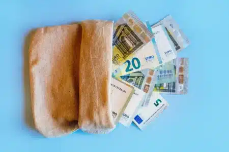 En vacances en Sicile, une famille tombe sur des sacs hermétiques échoués sur la plage : à l'intérieur, 700 000 euros en liquide