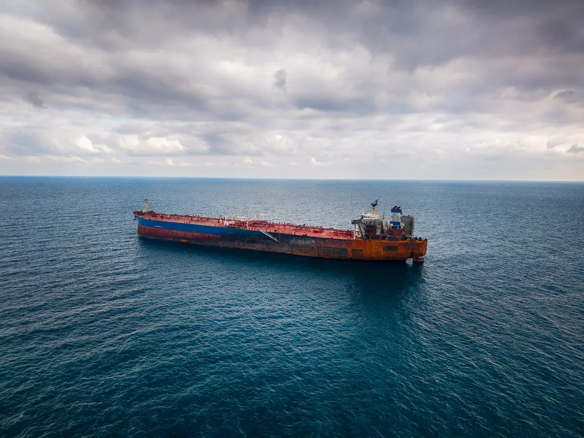 La Russie installe des cages anti-drones sur ses pétroliers fantômes : les marines occidentales n'avaient pas anticipé cette parade