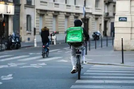Livreurs Uber Eats : c'est confirmé, le salaire minimum de l'heure va augmenter de 20%