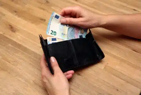 Paiements en espèces limités bientôt dans toute l'Europe : le plafond surprend déjà