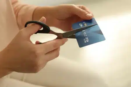 Pourquoi il ne faut jamais découper votre carte bancaire périmée aux ciseaux : les banquiers expliquent ce que personne ne vous dit