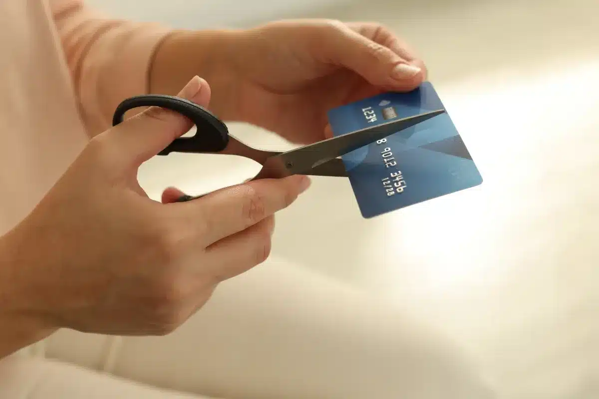 Pourquoi il ne faut jamais découper votre carte bancaire périmée aux ciseaux : les banquiers expliquent ce que personne ne vous dit