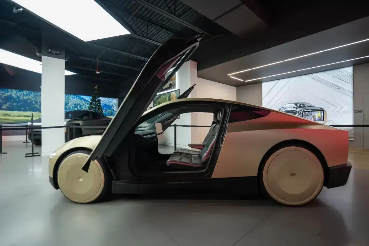 Tesla installe une antenne Starlink dans le Cybercab et refuse d'expliquer à quoi elle sert : les ingénieurs auto s'interrogent