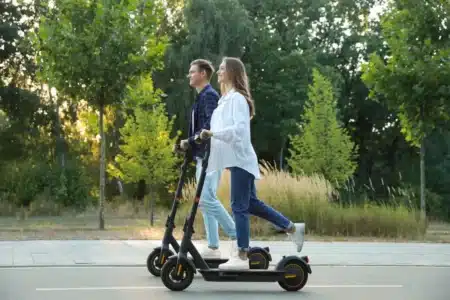 Trottinettes électriques : casque et gilet réfléchissant déjà obligatoires dans ces villes, êtes-vous concerné ?