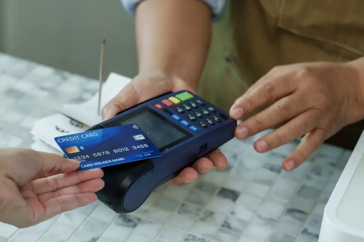 Vous avez jeté votre carte Visa périmée sans la détruire ? Des chercheurs montrent qu'elle fonctionne encore au sans contact