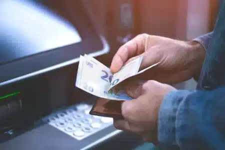 Adieu les distributeurs de votre banque : Cash Services remplace tout et beaucoup de clients ne comprennent pas encore ce qui change