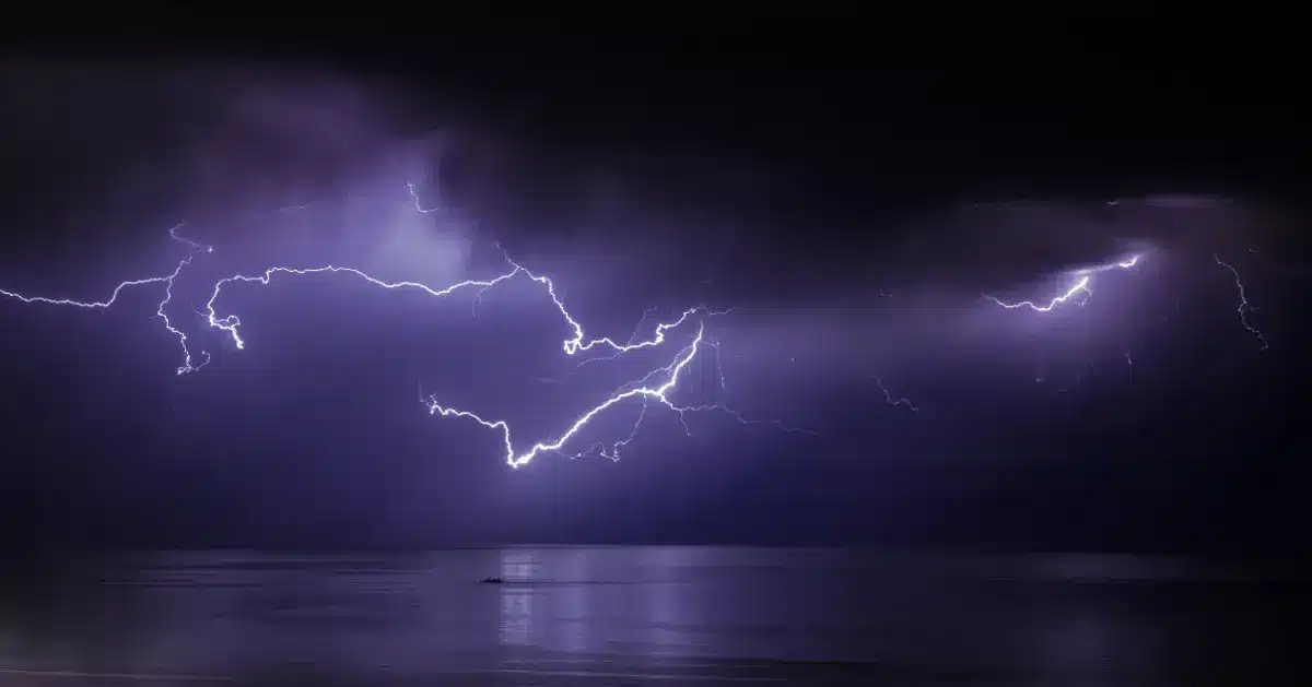 Alerte orages : la foudre menace 12 départements et les pompiers se préparent au pire alors que les températures grimpent encore