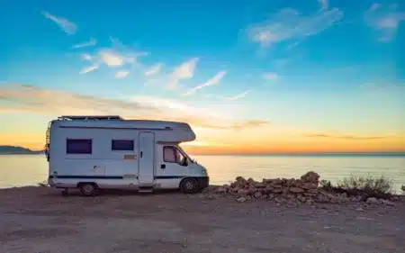 « Je gagne un salaire suisse et je dors dans mon camping-car à la frontière » : Geoffroy, 37 ans, paie 400€ par mois de loyer