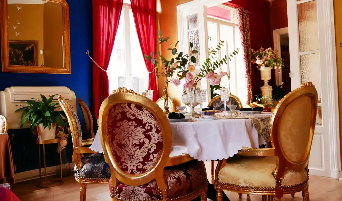 « Je l'ai achetée pour meubler ma cuisine » : sa table Emmaüs à 30 € s'avère être un trésor national Louis XVI disparu depuis 1951