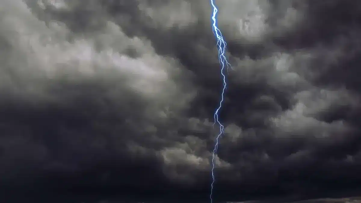 Orages de jeudi : la liste confirmée des départements où les éclairs pourraient frapper le plus fort