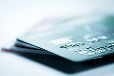 Votre carte bancaire est périmée ? Voici pourquoi il ne faut surtout pas la découper
