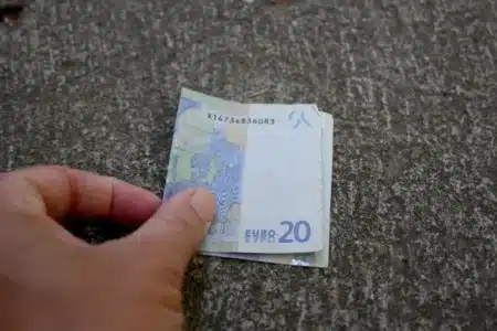Vous trouvez de l'argent par terre et le gardez : voici ce que dit la loi et ce que vous risquez vraiment