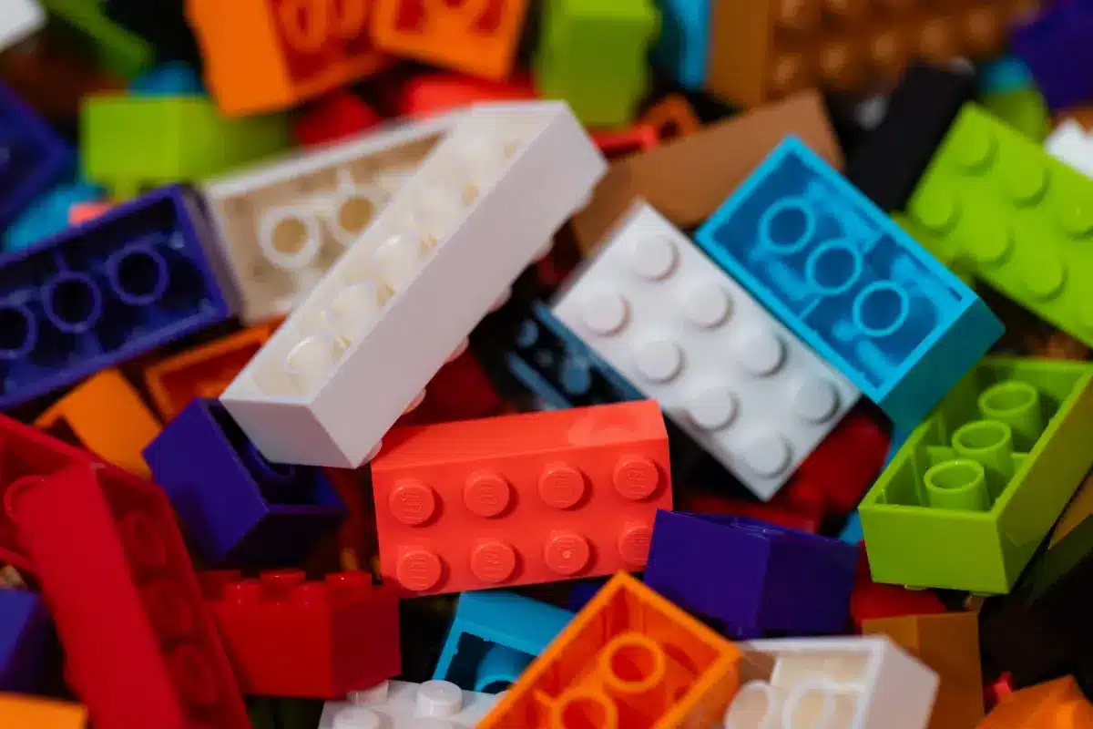 À 18 ans, il revend des LEGO sur eBay et génère 350 000 € en un an : « je voulais mon appartement avant mes 20 ans »