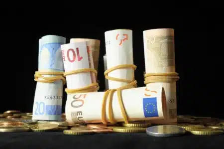 Épargne : une « flat tax » dépassant 40 % en 2027 ? Certains députés veulent durcir la fiscalité des placements