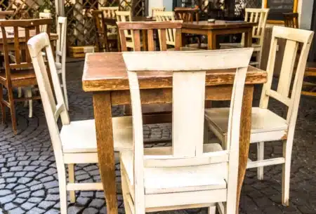Il croyait acquérir une simple table à 30 € chez Emmaüs, mais découvre un trésor classé patrimoine qui vaut une fortune