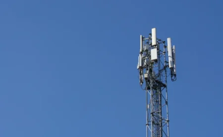 Ils ont mis une antenne de téléphonie mobile chez eux, 26 ans après la Justice a décidé de les indemniser pour préjudice