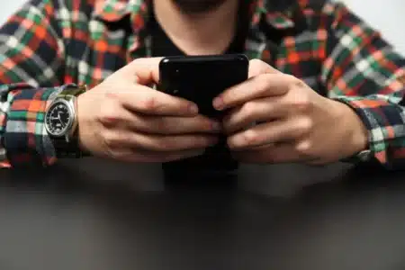« J'ai retrouvé du signal en pleine panne Orange » : la méthode méconnue qui force votre téléphone à capter un réseau de secours