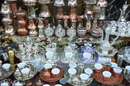 « Je les vois dans chaque boutique d'occasion » : une brocanteuse liste les 14 objets vintage que tout le monde revend en même temps