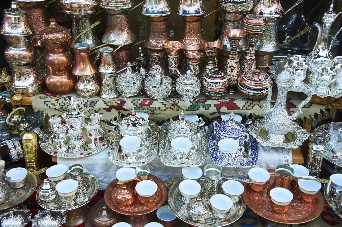 « Je les vois dans chaque boutique d’occasion » : une brocanteuse liste les 14 objets vintage que tout le monde revend en même temps