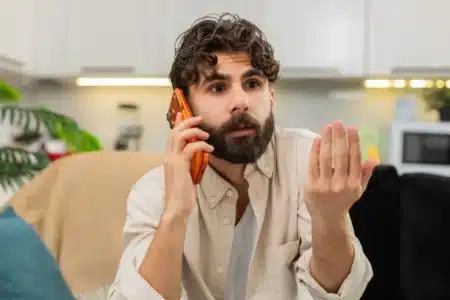 « Je raccrochais à chaque fois » : un ancien opérateur télécom explique pourquoi rejeter un appel est la pire erreur face aux spams