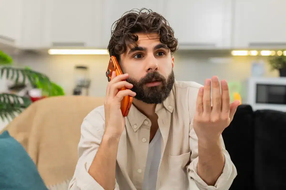 « Je raccrochais à chaque fois » : un ancien opérateur télécom explique pourquoi rejeter un appel est la pire erreur face aux spams