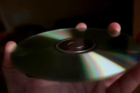 « Je refuse d'écouter de la musique sur mon téléphone » : cette année, les ventes de CD explosent et dépassent les vinyles