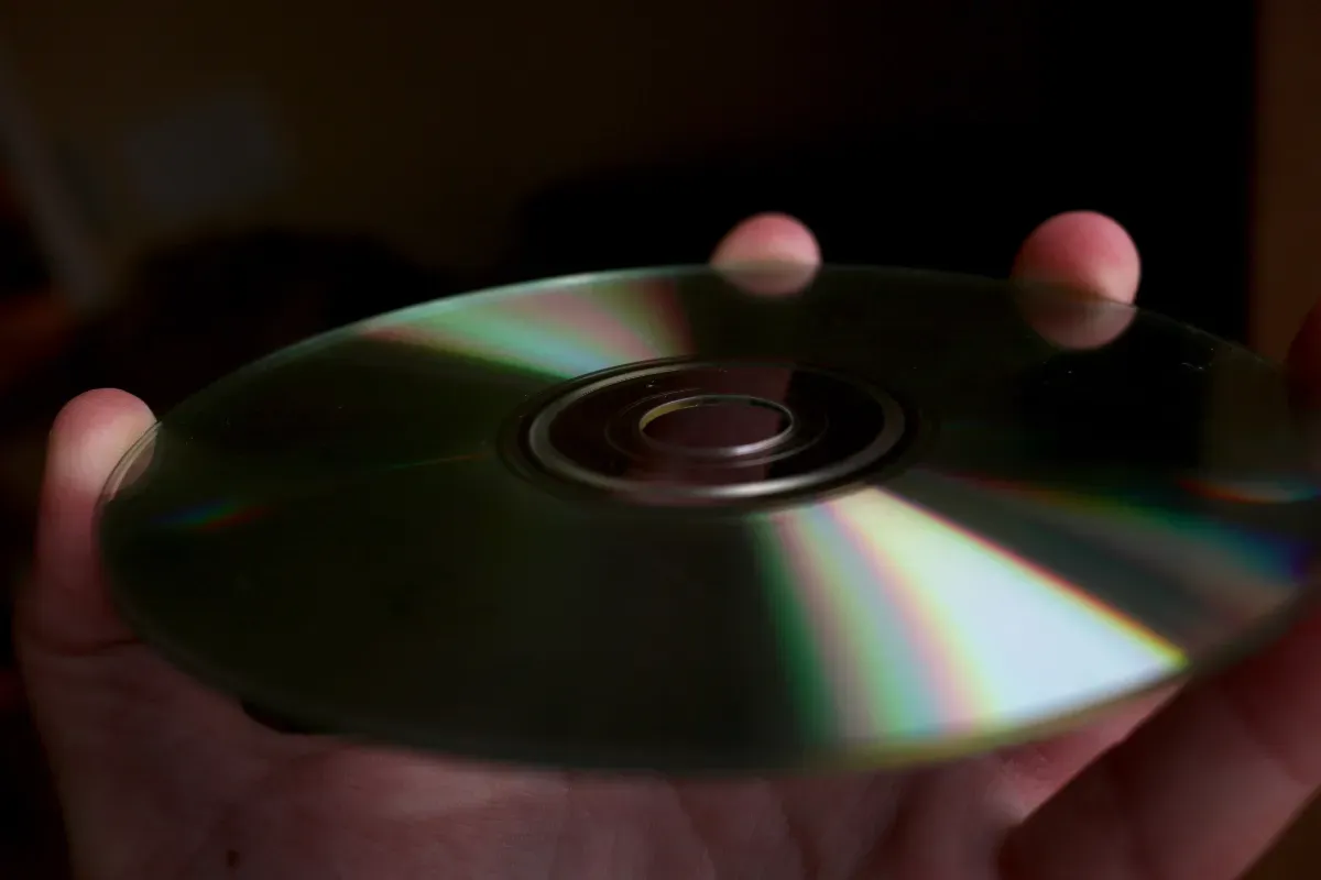 « Je refuse d'écouter de la musique sur mon téléphone » : cette année, les ventes de CD explosent et dépassent les vinyles