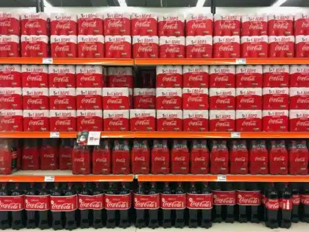 KFC opte pour Coca-Cola comme fournisseur de soda aux États-Unis, délaissant ainsi son partenaire historique PepsiCo
