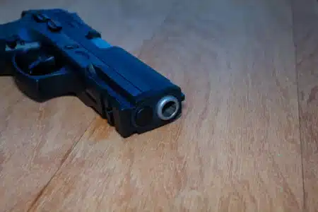 La Californie oblige les imprimantes 3D à bloquer l'impression d'armes à feu, mais la norme technique n'existe même pas encore : les fabricants ne savent pas quoi respecter