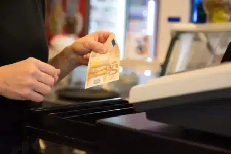Maria, 30 ans et caissière : elle a détourné plus de 40 000 euros grâce à cette combine bien rodée