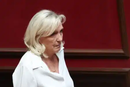 Marine Le Pen recalée par toutes les banques veut changer la loi pour emprunter aux Français : « je n'ai plus le choix »
