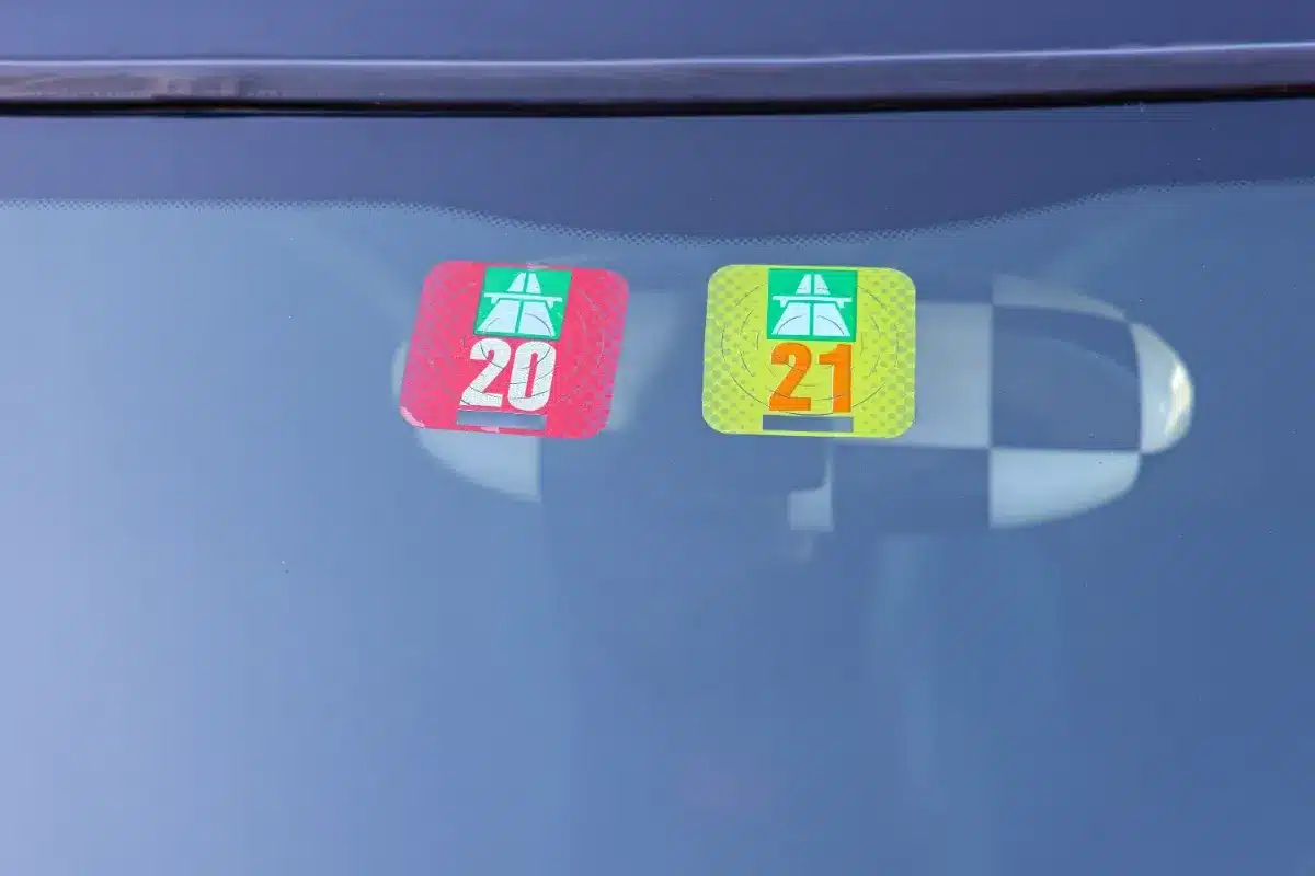 Nouveau durcissement pour les automobilistes : l'instauration obligatoire de la vignette numérique à partir du 1er mai 2027, avec un tarif qui étonne. 4 Mauvaise nouvelle pour les automobilistes la vignette numerique devient obligatoire le 1er mai 2027 et le montant surpr