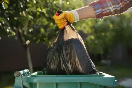 Mauvaise nouvelle pour les propriétaires : sortir vos poubelles trop tôt ou trop tard peut désormais vous coûter 68 €, même devant votre propre porte