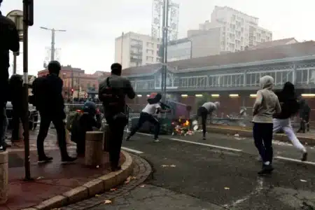 « Mettre le feu à l'Élysée » : l'ex-assistant d'une députée LFI interpellé en marge des blocages lycéens