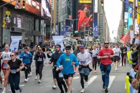 Un homme crée un club de course gratuit en activité secondaire et dévoile comment il a atteint 600 000 dollars de revenus annuels
