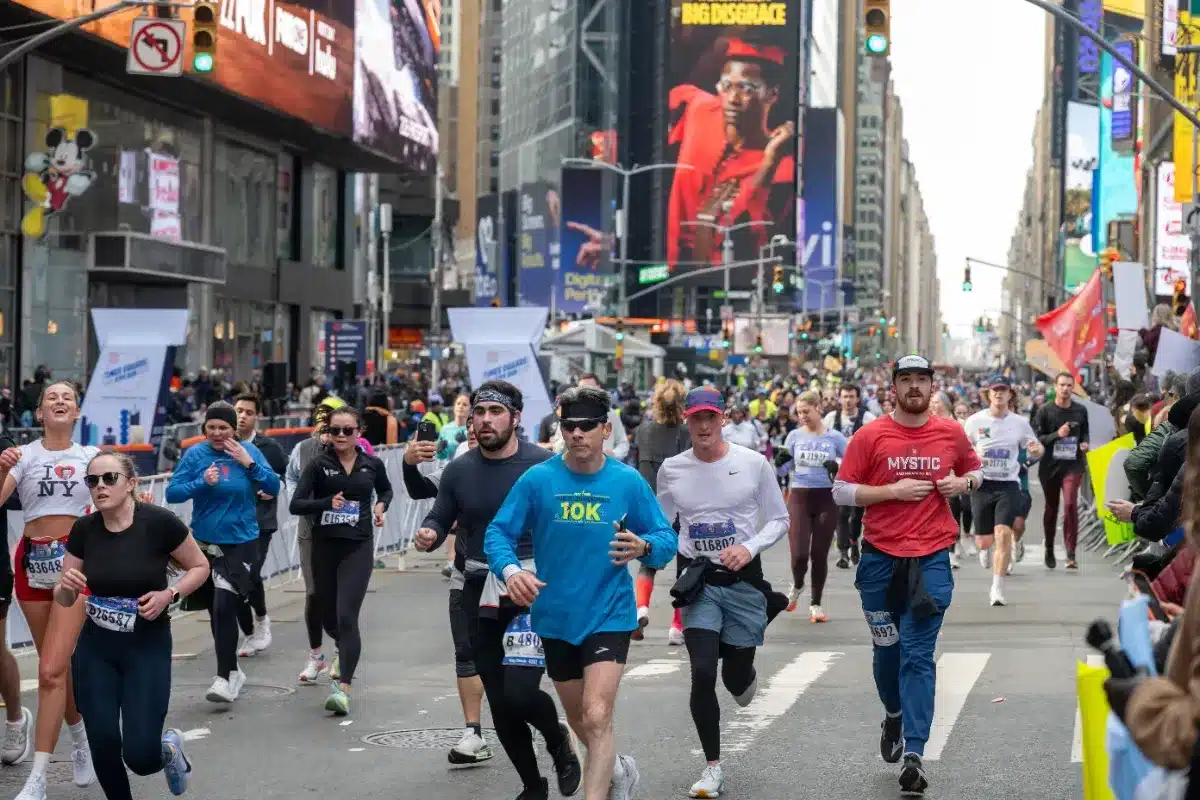 Un homme crée un club de course gratuit en activité secondaire et dévoile comment il a atteint 600 000 dollars de revenus annuels